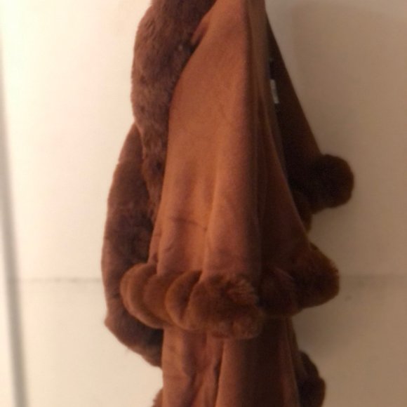 COPY - FAUX FUR TRIM KNITTED PONCHO - Picture 8 of 11